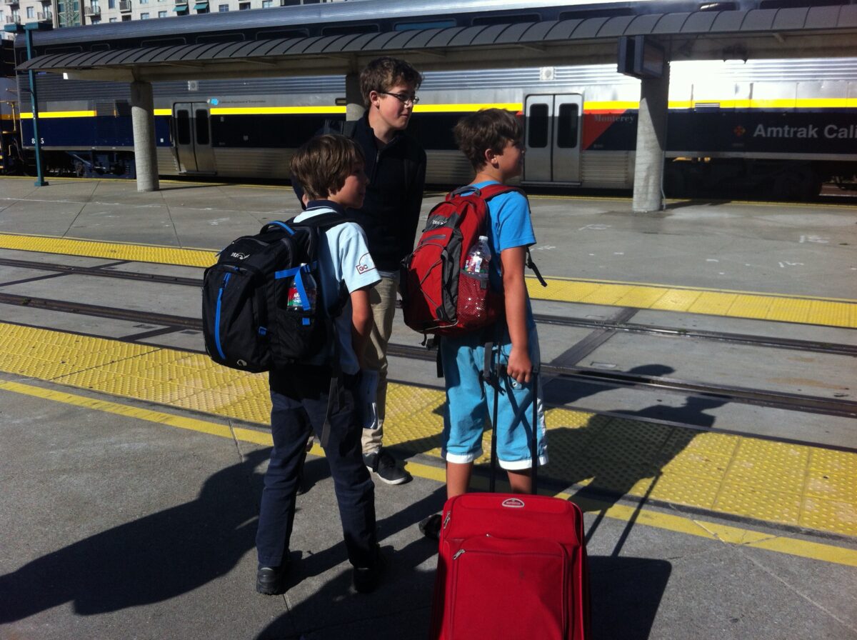 bahnhof emeryville, warten am bahnsteig auf einfahrt des california zephyr