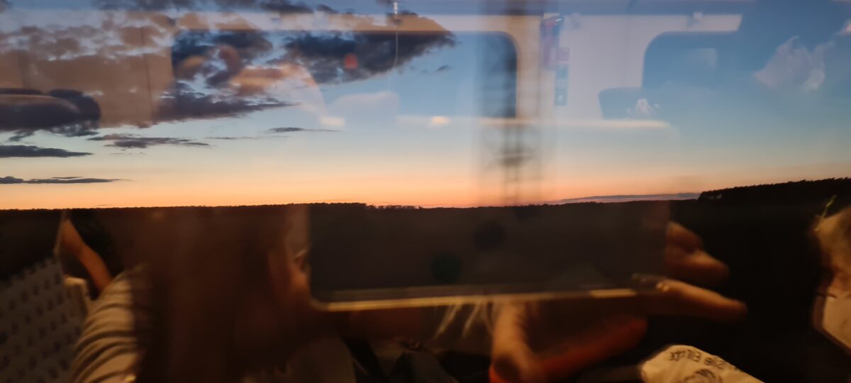 blick in den sonnenuntergang aus einem zugfenster
