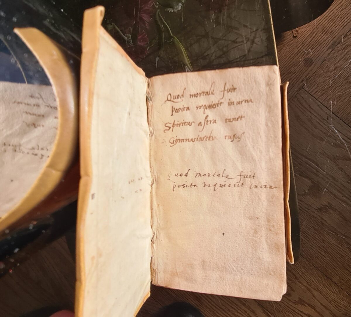 innerer einband eines alten buches, darin erkennbar ein paar handschriftliche zeilen 