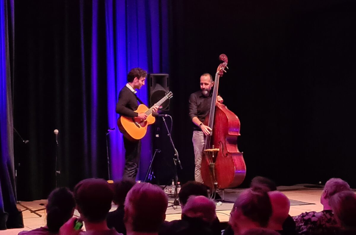 julian lage und jorge roeder auf der bühne des institut français in berlin