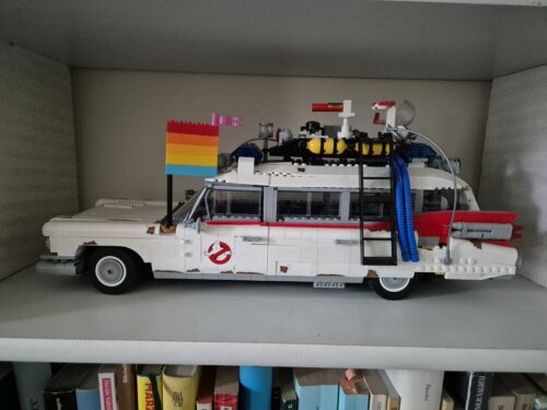 lego- auto mit angesteckter lgbtq-fahne