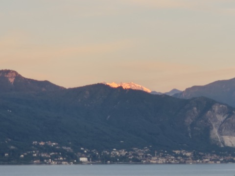 blick auf den monte rosa im morgenlicht, etwas unscharf