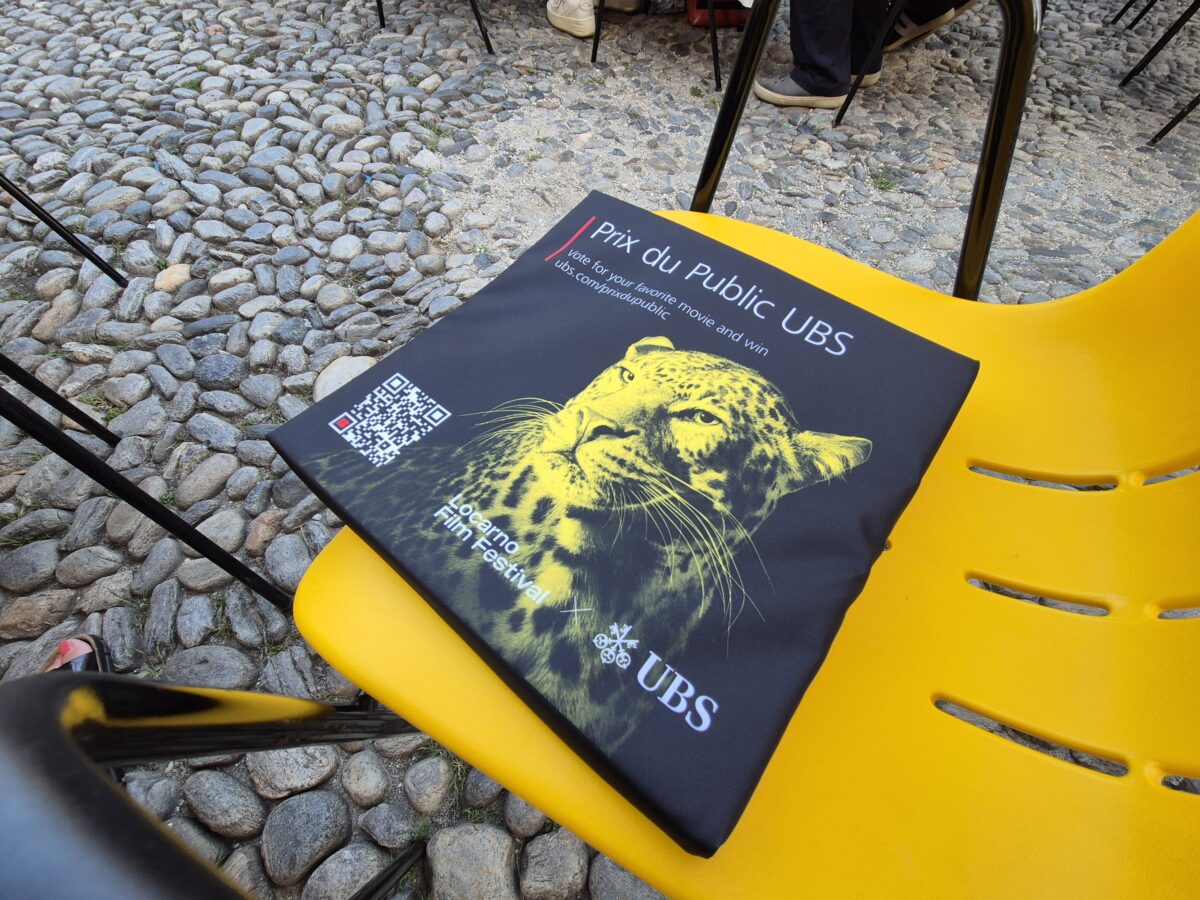 schwarzes sitzpolster mit aufdruck, ein leopardenkopf und aufschrift "prix du public UBS"