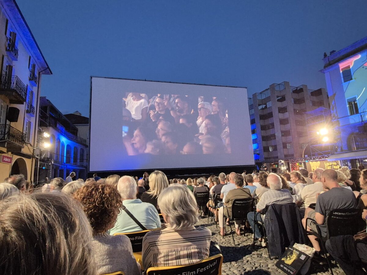 filmleinwand an der liazza grande in locarno, vor dem film wird das publikum gezeigt