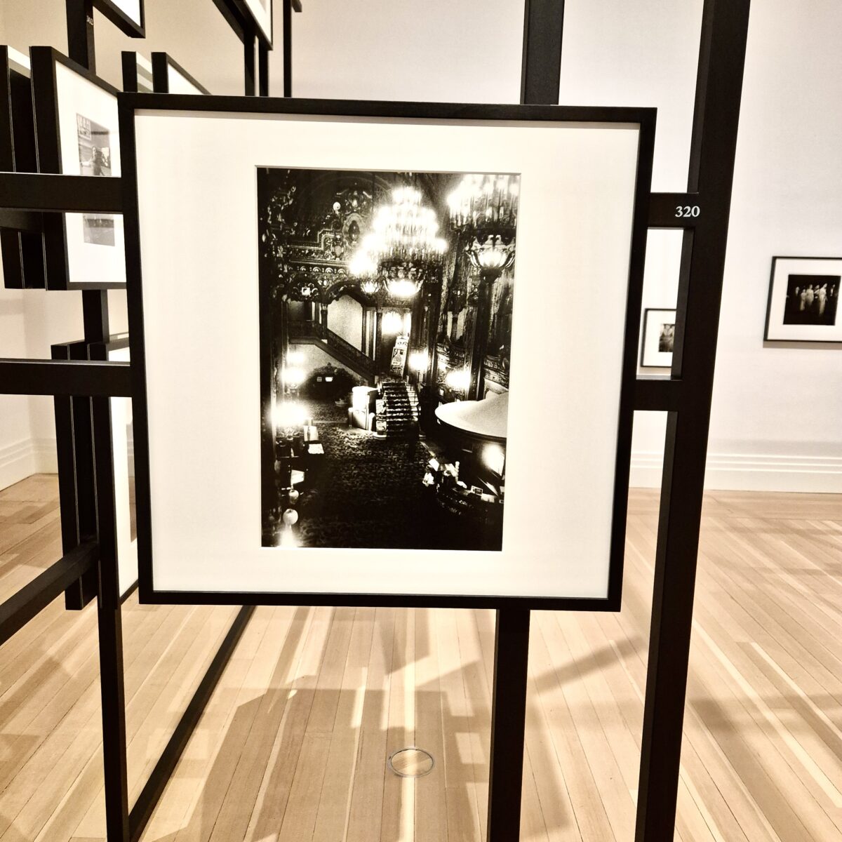 "Movie theater lobby, N.Y.C. 1958
Kinofoyer, New York City 1958" foto von diane arbus, ausstellung im gropius-bau, berlin